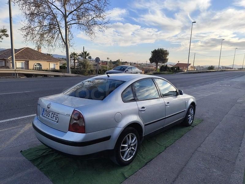 Usado VW Passat Edition 101 CV (74 kW) 2003 Gris / plata Familiar