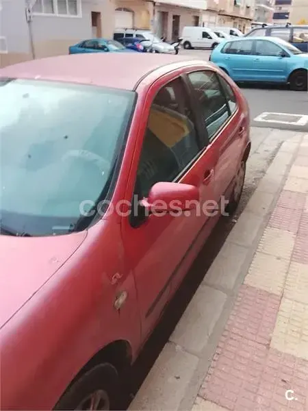 Usado Seat Leon 100 CV (73 kW) 2000 Rojo Utilitario