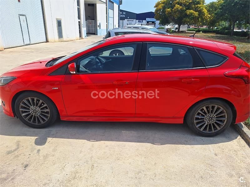Rojo Usado 2016 Ford Focus ST-Line Berlina | 11.000 € (Precio justo) - Imagen 1/4