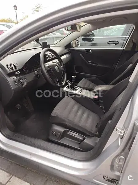 Usado VW Passat Sportline 140 CV (102 kW) 2005 Gris / plata Berlina
