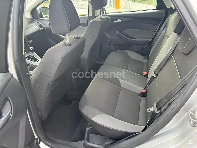Usado Ford Focus Trend 115 CV (84 kW) 2012 Gris / plata Familiar