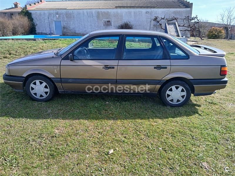 Usado VW Passat 90 CV (66 kW) 1988 Marrón Berlina