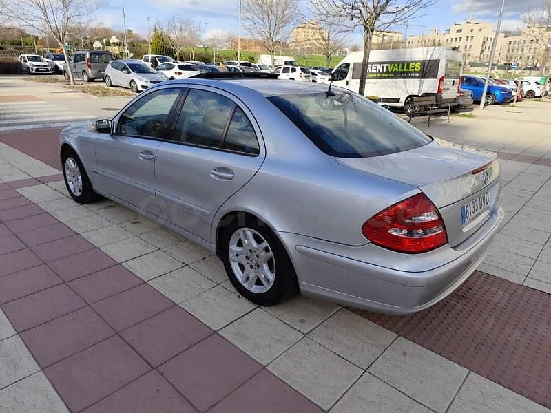 Usado Mercedes E220 Avantgarde 150 CV (110 kW) 2003 Gris / plata Berlina