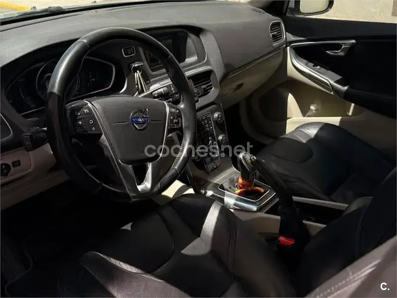 Usado Volvo V40 Summum 150 CV (110 kW) 2012 Gris / plata Utilitario