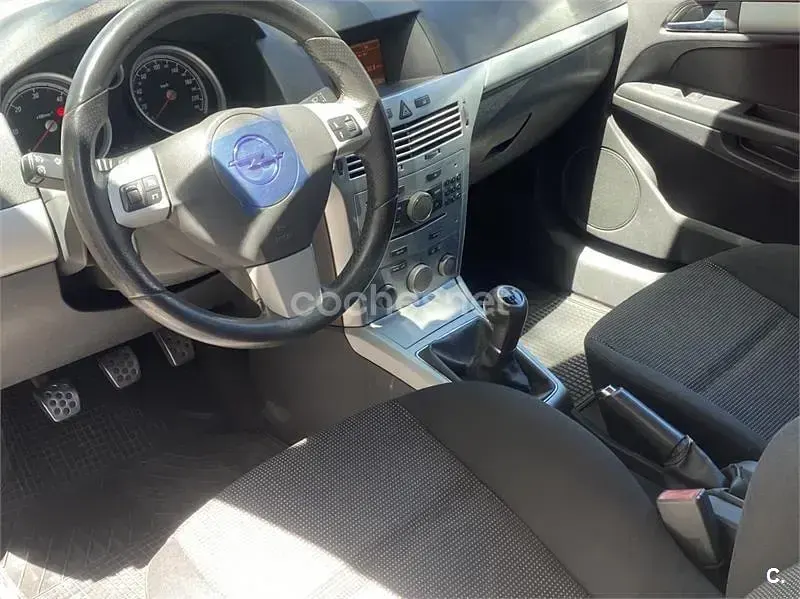 Usado Opel Astra GTC Sport 110 CV (80 kW) 2008 Gris / plata Berlina