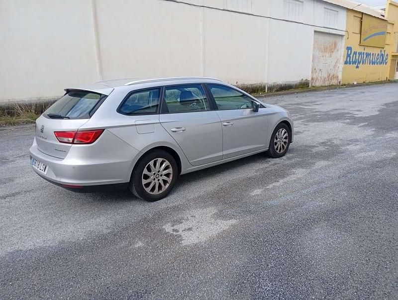 Usado Seat Leon Reference 110 CV (80 kW) 2015 Plateado Utilitario