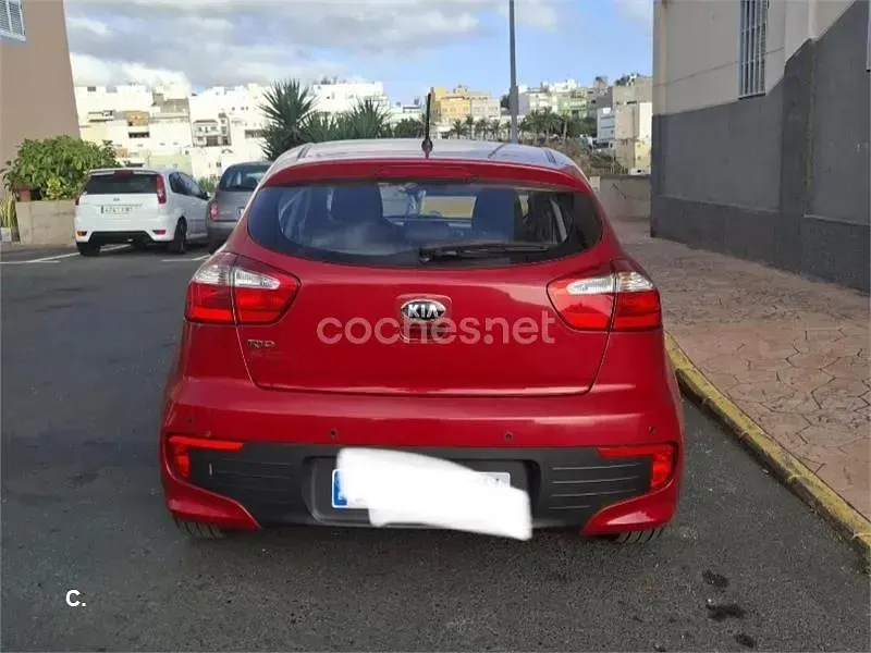 Usado Kia Rio 84 CV (61 kW) 2014 Granate Berlina