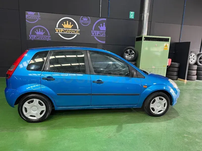 Usado Ford Fiesta Ghia 68 CV (50 kW) 2005 Azul Utilitario