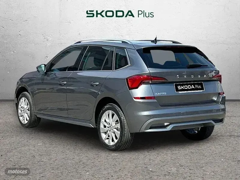 Usado Skoda Kamiq Style 110 CV (80 kW) 2023 Gris / plateado SUV