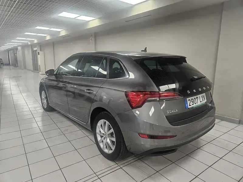 Usado Skoda Scala 95 CV (69 kW) 2022 Gris / plata Utilitario