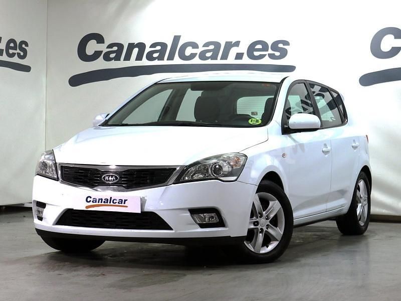 Blanco Usado 2011 Kia Ceed Active Utilitario | 4925 € (Buen precio) - Imagen 1/4