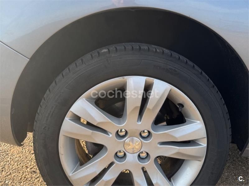 Usado Peugeot 5008 Style 120 CV (88 kW) 2016 Gris / plata Monovolumen