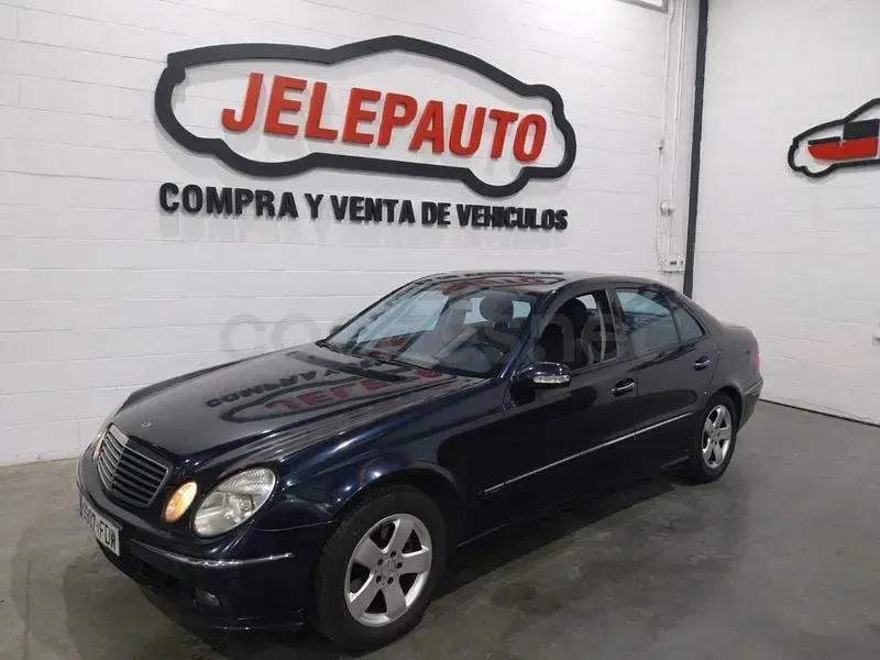 Usado Mercedes E220 Avantgarde 150 CV (110 kW) 2005 Azul Berlina