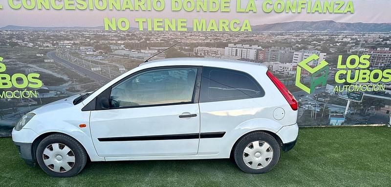 Usado Ford Fiesta Ambiente 68 CV (50 kW) 2007 Blanco Utilitario