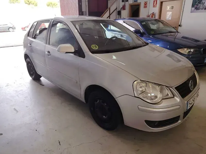 Usado VW Polo Advance 80 CV (58 kW) 2006 Gris / plata Utilitario