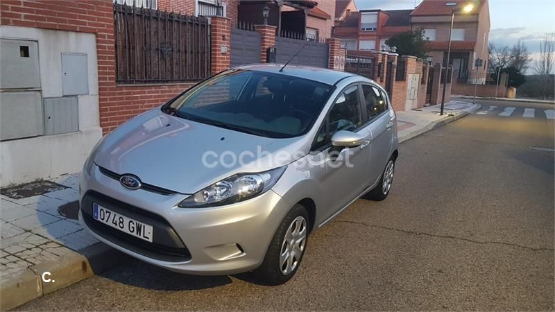 Gris / plata Usado 2010 Ford Fiesta Trend Utilitario | 5500 € (Precio justo) - Imagen 1/3