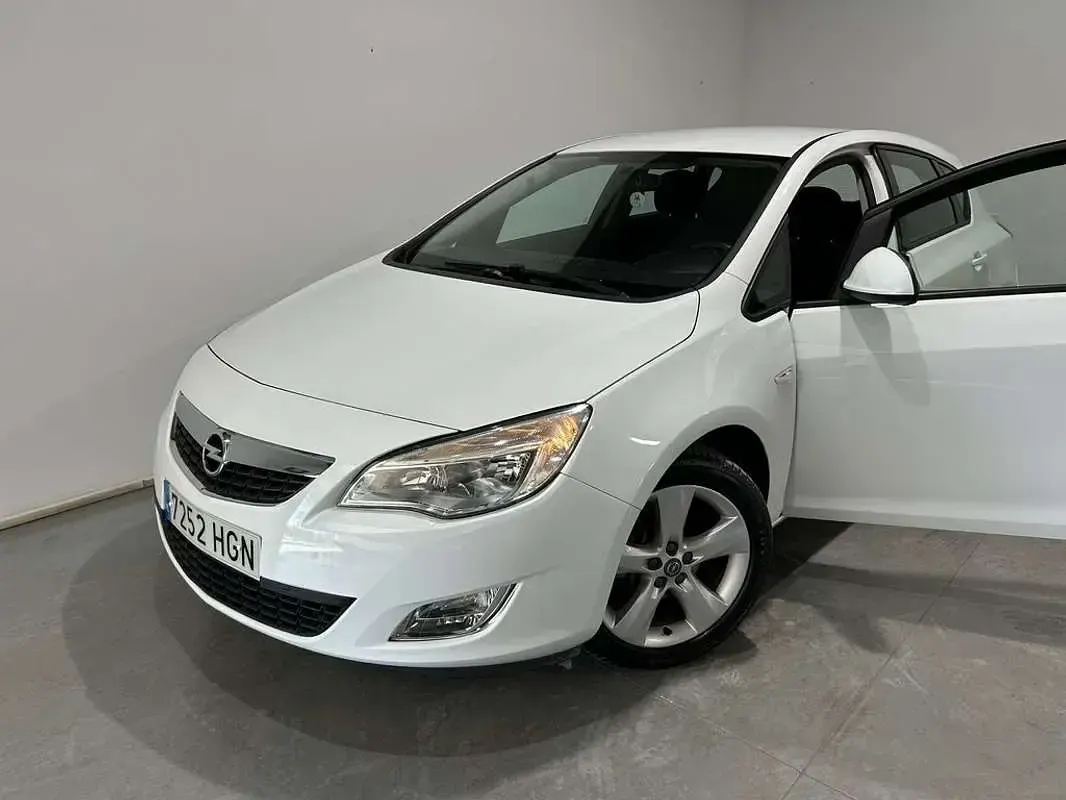 Usado Opel Astra Enjoy 116 CV (85 kW) 2011 Blanco Utilitario
