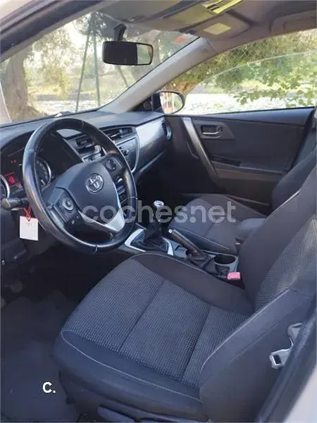 Usado Toyota Auris Active 90 CV (66 kW) 2015 Blanco Berlina