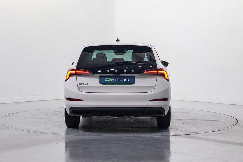 Usado Skoda Scala Selection 116 CV (85 kW) 2023 Blanco Utilitario