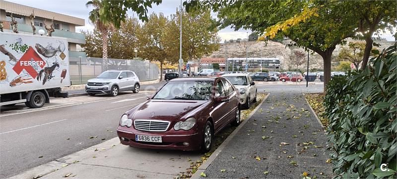 Usado Mercedes C220 Elegance 125 CV (91 kW) 2002 Rojo Familiar