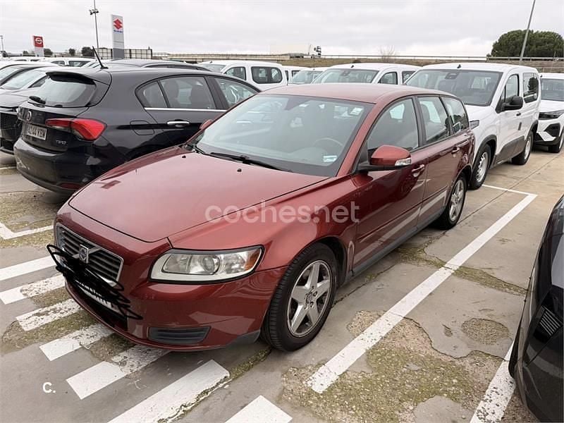 Usado Volvo V50 Summum 136 CV (100 kW) 2009 Granate Familiar