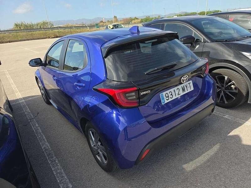 Usado Toyota Yaris Hybrid Active 116 CV (85 kW) 2025 Azul Utilitario