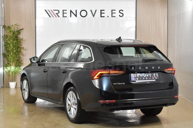 Usado Skoda Octavia Selection 150 CV (110 kW) 2023 Negro Familiar