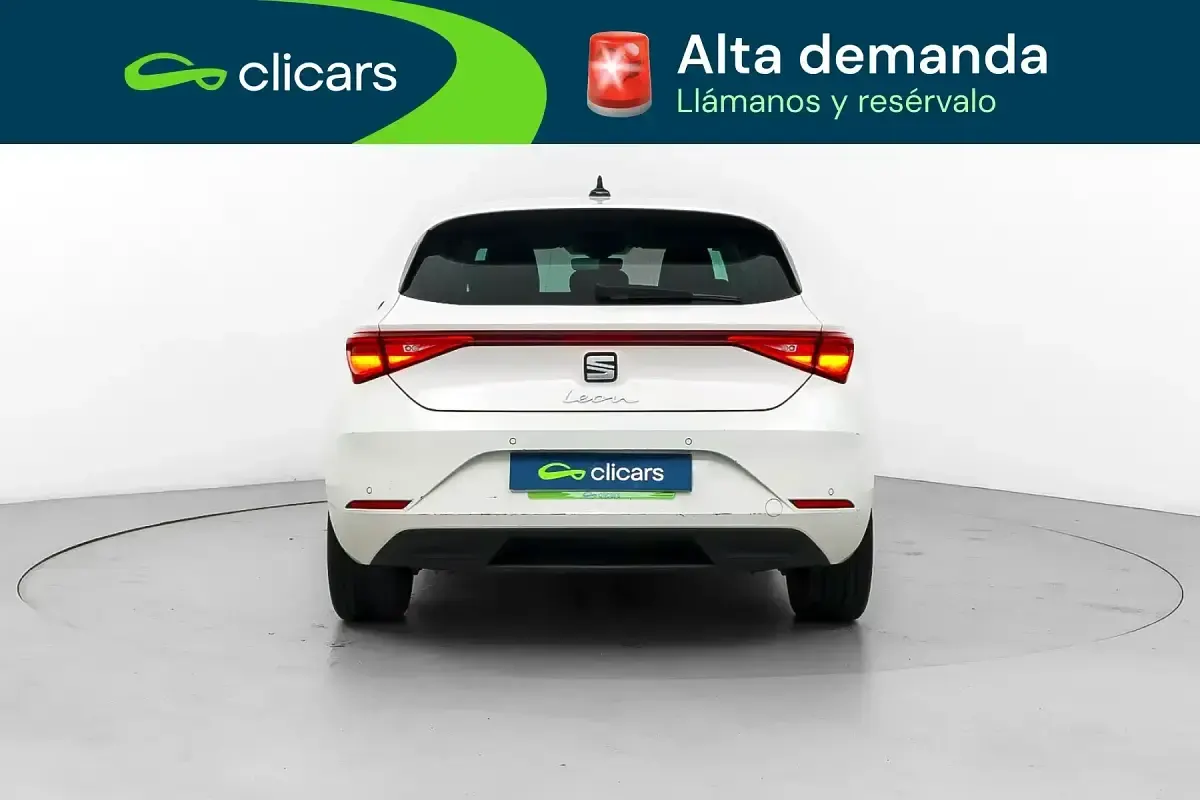 Usado Seat Leon Style 130 CV (95 kW) 2022 Blanco Berlina
