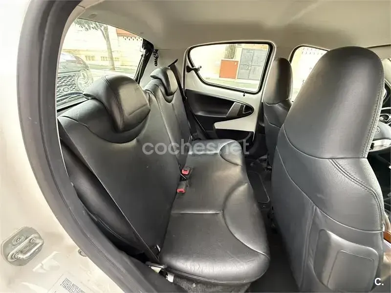 Usado Toyota Aygo City 68 CV (50 kW) 2012 Blanco Utilitario