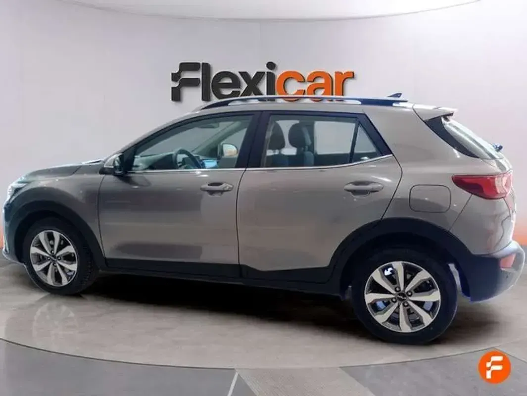 Usado Kia Stonic 101 CV (74 kW) 2024 Gris SUV
