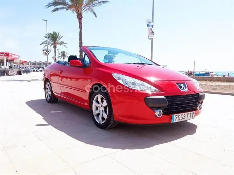 Usado Peugeot 307 CC 110 CV (80 kW) 2007 Rojo Descapotable