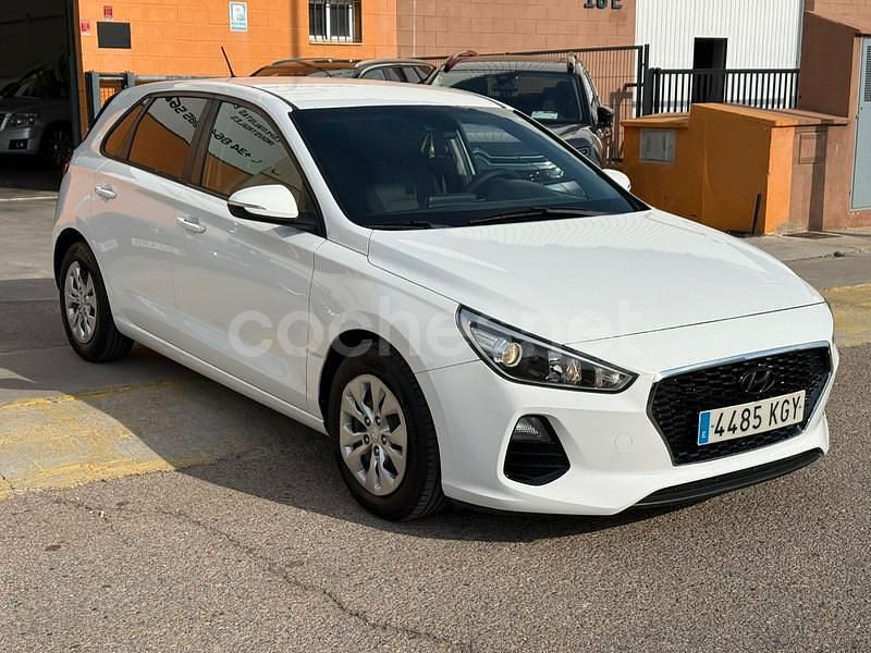 Usado Hyundai i30 120 CV (88 kW) 2018 Blanco Berlina