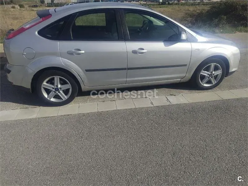 Usado Ford Focus Trend 90 CV (66 kW) 2007 Gris / plata Berlina