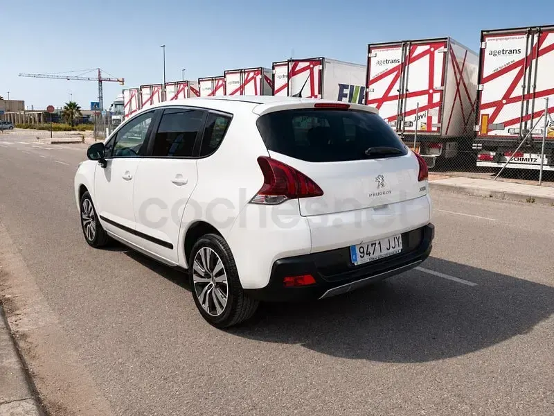 Usado Peugeot 3008 Access 130 CV (95 kW) 2015 Blanco Familiar