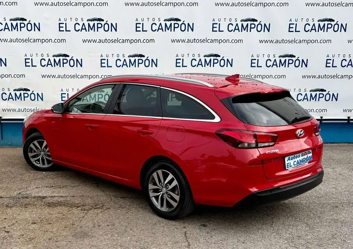 Usado Hyundai i30 140 CV (102 kW) 2017 Rojo Familiar