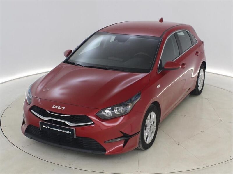 Rojo Usado 2024 Kia Ceed Berlina | 19.495 € (Precio justo) - Imagen 1/4