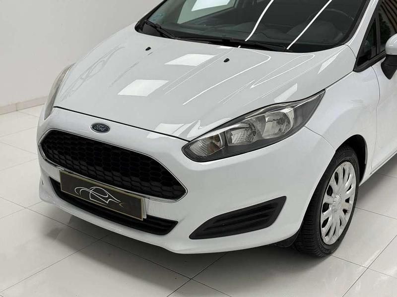 Usado Ford Fiesta Trend 75 CV (55 kW) 2017 Blanco Utilitario