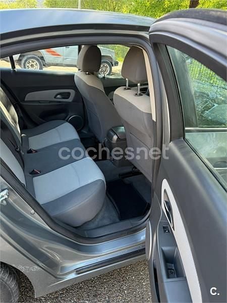 Usado Chevrolet Cruze LS 125 CV (91 kW) 2010 Gris / plata Berlina