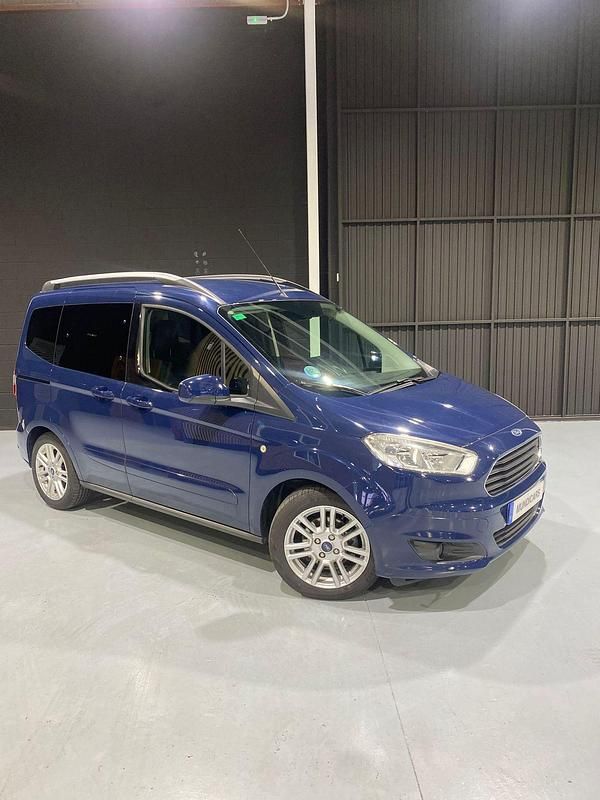 Usado Ford Tourneo Courier Ambiente 102 CV (75 kW) 2017 Azul Monovolumen