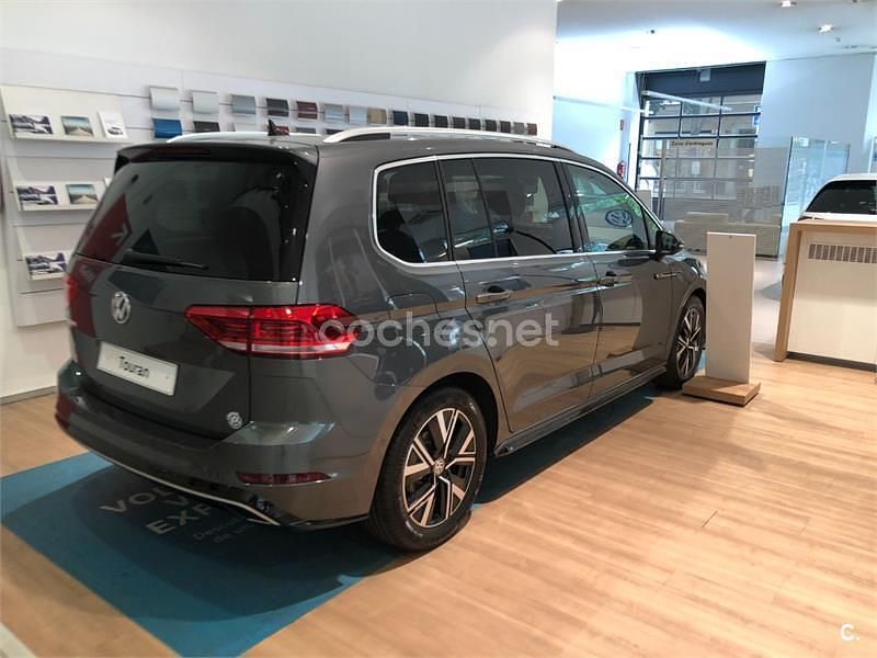 Gris / plata Usado 2020 VW Touran Advance Monovolumen | 22.100 € (Buen precio) - Imagen 1/4