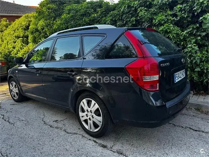 Usado Kia Ceed 90 CV (66 kW) 2011 Negro Utilitario