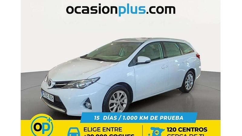 Usado Toyota Auris Touring Sports Active 132 CV (97 kW) 2014 Blanco Familiar