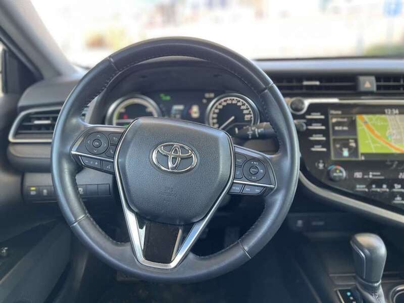 Gris Usado 2020 Toyota Camry Advance Berlina | 23.900 € (Buen precio) - Imagen 1/4