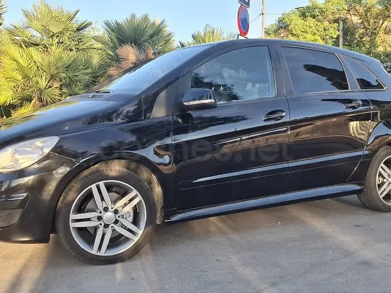Usado Mercedes B180 109 CV (80 kW) 2011 Negro Utilitario