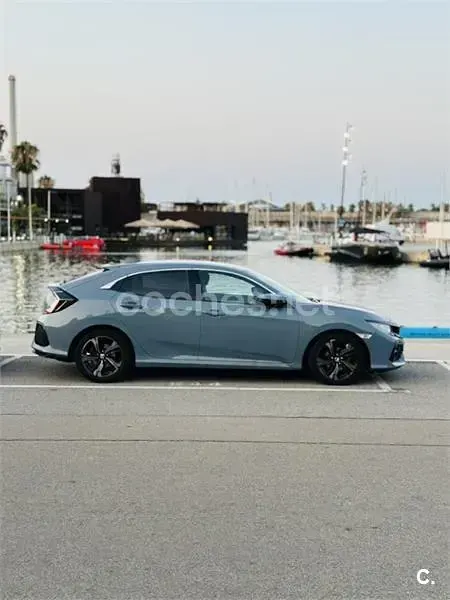 Usado Honda Civic Elegance 129 CV (94 kW) 2017 Gris / plata Berlina