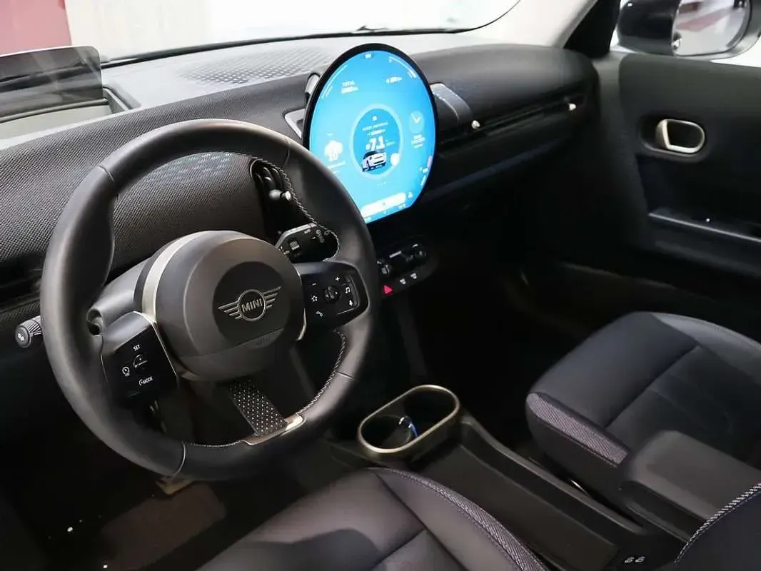 Usado Mini Cooper Essential 114 kW (156 CV) 2025 Gris Utilitario