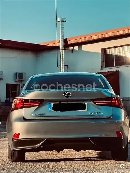 Usado Lexus IS300h Executive Line 223 CV (164 kW) 2016 Gris / plata Berlina