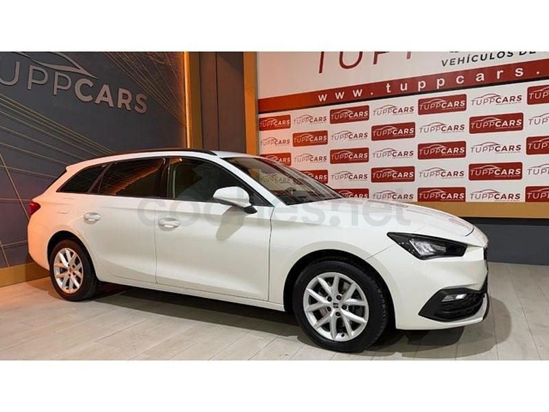 Usado Seat Leon Style 150 CV (110 kW) 2021 Blanco Familiar