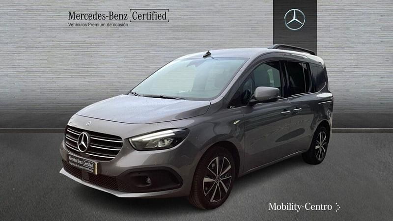 Usado Mercedes 180 Progressive 2023 Gris Berlina