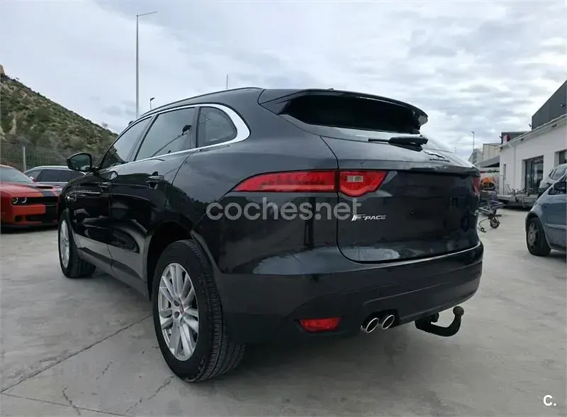Usado Jaguar F-Pace Portfolio 180 CV (132 kW) 2017 Gris / plata SUV